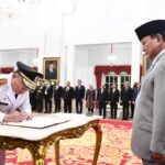 Presiden Prabowo Subianto melantik Muhidin sebagai Gubernur Kalimantan Selatan Sisa Masa Jabatan Tahun 2021-2024, di Istana Negara, Jakarta, pada Senin (16/12/2024). Foto: BPMI Setpres