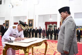 Presiden Prabowo Subianto melantik Muhidin sebagai Gubernur Kalimantan Selatan Sisa Masa Jabatan Tahun 2021-2024, di Istana Negara, Jakarta, pada Senin (16/12/2024). Foto: BPMI Setpres