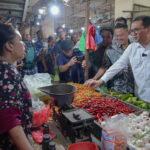 Mendag Budi Santoso saat meninjau langsung harga kebutuhan pokok di Pasar Tambahrejo Surabaya pada Selasa (3/12/2024). Foto; dok humas