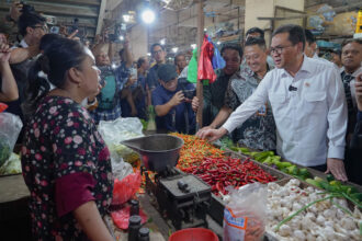 Mendag Budi Santoso saat meninjau langsung harga kebutuhan pokok di Pasar Tambahrejo Surabaya pada Selasa (3/12/2024). Foto; dok humas