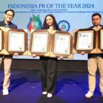 Perwakilan Sharp menunjukan sertifikat penghargaan dari Indonesia PR of The Year 2024. Tahun ini Sharp Electronics Indonesia mampu mencapai beragam prestasi. Foto: SEID