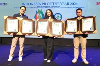 Perwakilan Sharp menunjukan sertifikat penghargaan dari Indonesia PR of The Year 2024. Tahun ini Sharp Electronics Indonesia mampu mencapai beragam prestasi. Foto: SEID