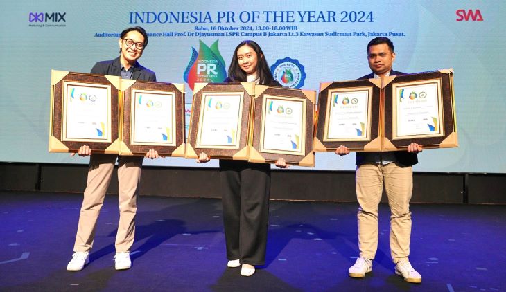 Perwakilan Sharp menunjukan sertifikat penghargaan dari Indonesia PR of The Year 2024. Tahun ini Sharp Electronics Indonesia mampu mencapai beragam prestasi. Foto: SEID