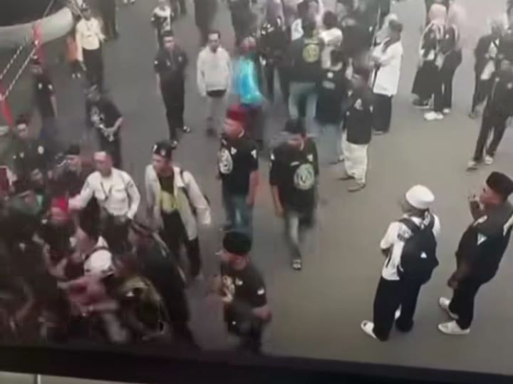 Satpam Kebun Raya Bogor dikeroyok rombongan pengunjung yang diduga berasal dari perguruan silat dari Banten. Foto: Tangkap layar IG @lagi.viral