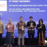 SVP Technology & Innovation Finnet Muhammad Doni Kurniawan (Ketiga dari Kiri) dan VP IT Infrastructure & Cyber Security Finnet Ahmad Rizal Sani (Ketiga dari Kanan) saat menerima penghargaan Top Digital Implementation 2024 dan Top CIO Digital Implementation 2024 pada ajang Top Digital Awards 2024 yang berlangsung di Ballroom Raffles Hotel Jakarta. Foto: Telkom Indonesia