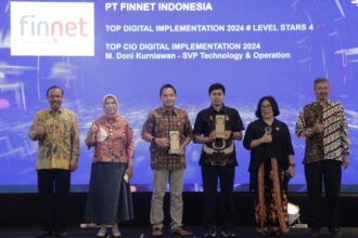 SVP Technology & Innovation Finnet Muhammad Doni Kurniawan (Ketiga dari Kiri) dan VP IT Infrastructure & Cyber Security Finnet Ahmad Rizal Sani (Ketiga dari Kanan) saat menerima penghargaan Top Digital Implementation 2024 dan Top CIO Digital Implementation 2024 pada ajang Top Digital Awards 2024 yang berlangsung di Ballroom Raffles Hotel Jakarta. Foto: Telkom Indonesia