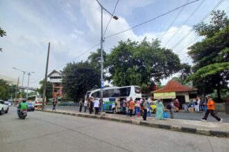 Dinas Perhubungan Jakarta mencatat Terminal Kampung Rambutan, Jakarta Timur dan terminal bus Antar Kota Antar Provinsi (AKAP) pada libur Natal 2024 mengalami lonjakan 35 persen penumpang, Jumat (27/12/2024). Foto: Joesvicar Iqbal/ipol.id