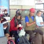 Sejumlah calon penumpang bus Antar Kota Antar Provinsi (AKAP) saat menunggu di ruang tunggu keberangkatan di Terminal Terpadu Pulo Gebang, Jakarta Timur. Diprediksi puncak keberangkatan penumpang bus AKAP pada libur tahun baru terjadi hingga Selasa (31/12/2024). Foto: Joesvicar Iqbal/ipol.id