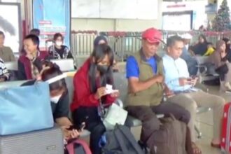 Sejumlah calon penumpang bus Antar Kota Antar Provinsi (AKAP) saat menunggu di ruang tunggu keberangkatan di Terminal Terpadu Pulo Gebang, Jakarta Timur. Diprediksi puncak keberangkatan penumpang bus AKAP pada libur tahun baru terjadi hingga Selasa (31/12/2024). Foto: Joesvicar Iqbal/ipol.id