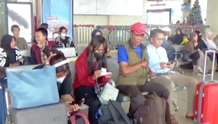 Sejumlah calon penumpang bus Antar Kota Antar Provinsi (AKAP) saat menunggu di ruang tunggu keberangkatan di Terminal Terpadu Pulo Gebang, Jakarta Timur. Diprediksi puncak keberangkatan penumpang bus AKAP pada libur tahun baru terjadi hingga Selasa (31/12/2024). Foto: Joesvicar Iqbal/ipol.id