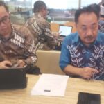 Kuasa hukum Tony Trisno, Eko Prastowo dan Heroe Waskito, saat menjelaskan duduk perkara hak kliennya yang belum ditunaikan pemilik butik jam mewah. Foto: Ahmad/ipol.id