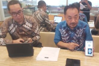 Kuasa hukum Tony Trisno, Eko Prastowo dan Heroe Waskito, saat menjelaskan duduk perkara hak kliennya yang belum ditunaikan pemilik butik jam mewah. Foto: Ahmad/ipol.id