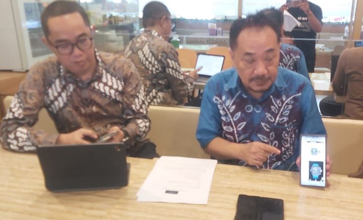 Kuasa hukum Tony Trisno, Eko Prastowo dan Heroe Waskito, saat menjelaskan duduk perkara hak kliennya yang belum ditunaikan pemilik butik jam mewah. Foto: Ahmad/ipol.id