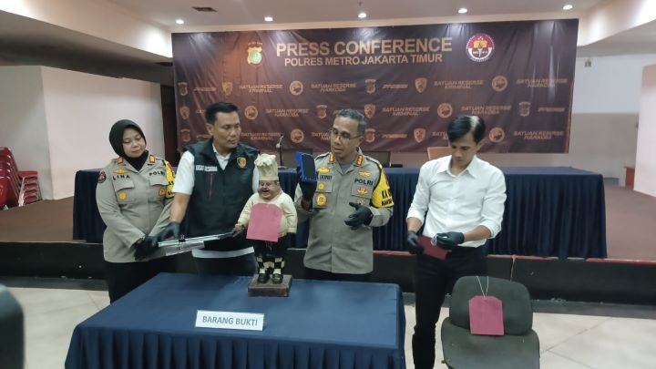 Kapolres Metro Jakarta Timur, Kombes Nicolas Ary Lilipaly didampingi Kasat Reskrim, Humas dan jajarannya menunjukkan barang bukti yaitu loyang kue, mesin EDC, patung dan kursi untuk menimpuk korban Dwi Ayu Darmawati dalam kasus penganiayaan dilakukan tersangka George di Mapolres, Senin (16/12/2024). Foto: Joesvicar Iqbal/ipol.id