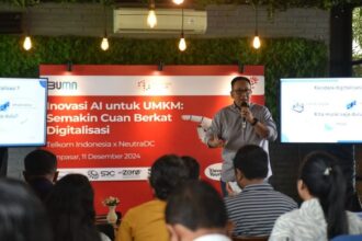 SVP Group Sustainability and Corporate Communication Telkom Ahmad Reza dalam pelatihan optimalisasi artificial intelligence (AI) untuk UMKM lokal dengan tema "Inovasi AI untuk UMKM: Semakin Cuan Berkat Digitalisasi,” yang digelar di Denpasar, Rabu (11/12/2024). Foto: Dok Telkom Indonesia