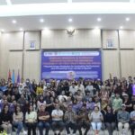 Para peserta dan pembicara pada seminar nasional yang diadakan Program Studi Fisioterapi Fakultas Vokasi UKI berfoto bersama di Gedung Graha William Soeryadjaya, Fakultas Kedokteran UKI di Cawang, Jakarta Timur, Minggu (1/12/2024). Foto: UKI