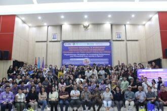 Para peserta dan pembicara pada seminar nasional yang diadakan Program Studi Fisioterapi Fakultas Vokasi UKI berfoto bersama di Gedung Graha William Soeryadjaya, Fakultas Kedokteran UKI di Cawang, Jakarta Timur, Minggu (1/12/2024). Foto: UKI