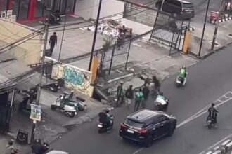 angkapan layar video viral aksi pria pembuat onar dan meresahkan warga masyarakat di kawasan Pesanggrahan, Jakarta Selatan. (Ist)