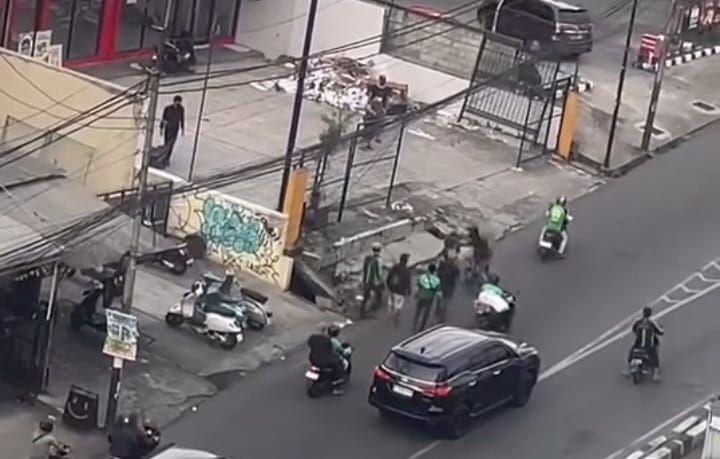 angkapan layar video viral aksi pria pembuat onar dan meresahkan warga masyarakat di kawasan Pesanggrahan, Jakarta Selatan. (Ist)