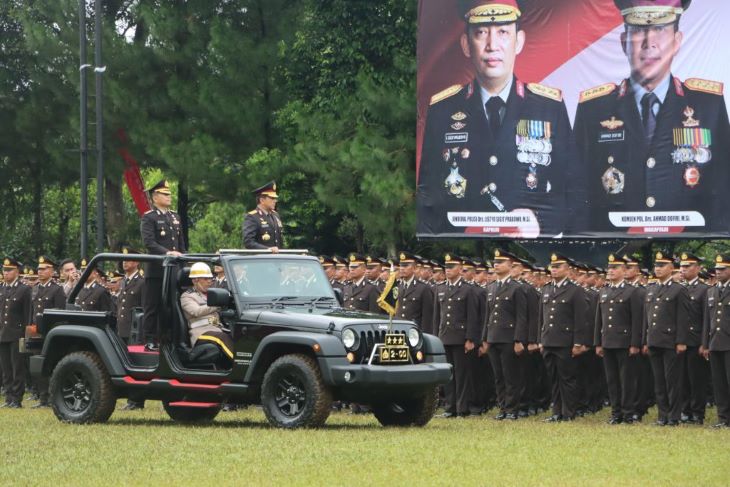 Wakapolri Komjen Pol Drs. Ahmad Dofiri M.Si resmi melantik 2.265 siswa Setukpa Lemdiklat Polri menjadi pewira pertama Polri