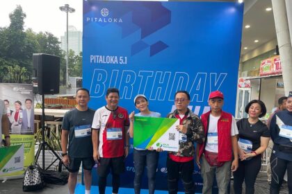 Anggota Komisi VI DPR RI Rieke Diah Pitaloka memberikan hadiah kepada puluhan pengemudi ojek online (ojol) pada momen hari ulang tahunnya (HUT) ke-51 berupa pendaftaran kepesertaan perlindungan Jaminan Sosial Ketenagakerjaan (Jamsostek) gratis selama satu tahun. Foto: Ist