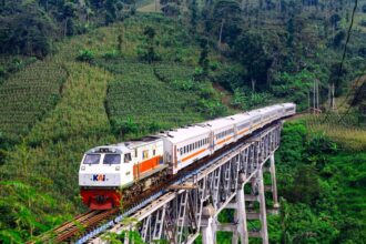 Kereta Api melintas di atas jembatan. Foto: kai.id