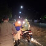 Kondisi banjir bandang yang merendam ruas jalan di Kabupaten Cilacap, Jawa Tengah, pada Jumat (10/1/2025) malam. Hingga Sabtu (11/1/2025) hari ini banjir berangsur surut. Foto: Ist