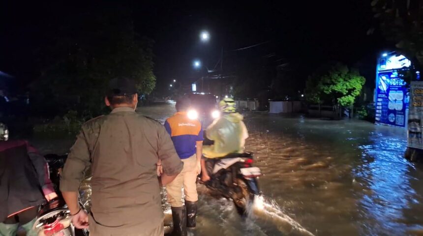 Kondisi banjir bandang yang merendam ruas jalan di Kabupaten Cilacap, Jawa Tengah, pada Jumat (10/1/2025) malam. Hingga Sabtu (11/1/2025) hari ini banjir berangsur surut. Foto: Ist