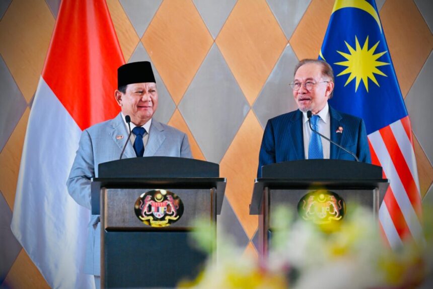 Presiden Republik Indonesia, Prabowo Subianto, melakukan pertemuan dengan Perdana Menteri Malaysia, Anwar Ibrahim, di Menara Kembar Petronas, Kuala Lumpur, Senin (27/01/2025). Foto: BPMI Setpres