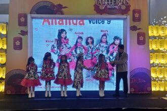 Girlband cilik Ananda Voice 9 terdiri dari lima anggota yakni Shakira Naufa Raudha, Adibah Mahwish Claudyasari, Almira Nasya Maulina, Rona Novatilova, dan Amirah Hasya Nindyasar saat menghibur para penonton di Trans Studio Mall, Cibubur, Jakarta, pada Sabtu (18/1/2025) sore. Foto: Joesvicar Iqbal/ipol.id