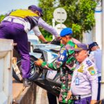 Petugas menertibkan kendaraan pelanggar aturan di Jaksel. Foto: Ist