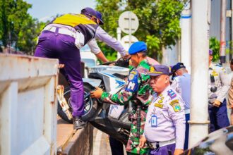 Petugas menertibkan kendaraan pelanggar aturan di Jaksel. Foto: Ist