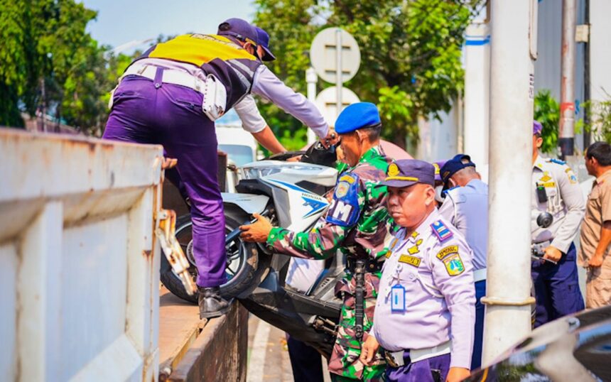 Petugas menertibkan kendaraan pelanggar aturan di Jaksel. Foto: Ist