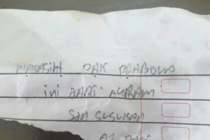 Agram murid kelas III SDN Susukan 02 Pagi, Ciracas, Jakarta Timur, menuliskan pesan pada secarik kertas sekaligus penerima program Makan Bergizi Gratis diberikan pemerintah melalui Badan Gizi Nasional (BGN), Rabu (8/1/2025). Foto: Ist