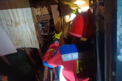 Petugas Damkar saat berupaya mengevakuasi 4 penghuni yang terjebak di rumah dua lantai di Jalan Bunga Rampai, Malaka Jaya, Duren Sawit, Jakarta Timur, yang ambruk, Selasa (28/1/2025) malam. Kini para korban mengungsi sementara waktu. Foto: Ist