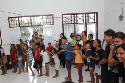 Suasana pelaksanaan psikosial kepada anak-anak yang dihadiri oleh Deputi Bidang Sistem dan Strategi Badan Nasional Penanggulangan Bencana (BNPB), Raditya Jati (rompi dan kemeja hijau) di SD Inpres 25 Tongute Goin, Halmahera Barat, Maluku Utara, pada Selasa (21/1/2025). Foto: Ist