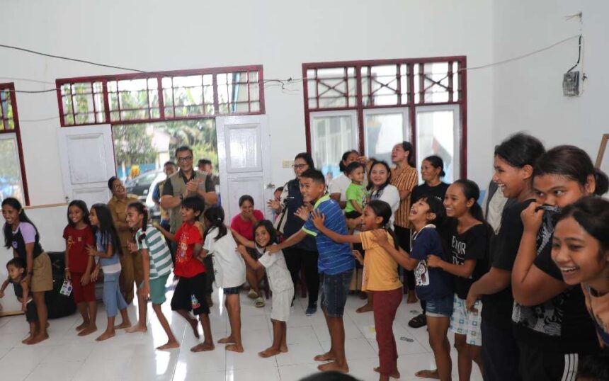 Suasana pelaksanaan psikosial kepada anak-anak yang dihadiri oleh Deputi Bidang Sistem dan Strategi Badan Nasional Penanggulangan Bencana (BNPB), Raditya Jati (rompi dan kemeja hijau) di SD Inpres 25 Tongute Goin, Halmahera Barat, Maluku Utara, pada Selasa (21/1/2025). Foto: Ist