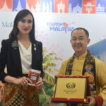 (dari kiri) Menteri Pariwisata (Menpar) Republik Indonesia, Widiyanti Putri Wardhana dan Ketua Pokdarwis Pecinan Glodok, Ng Andre Hutama pada acara ASEAN Tourism Award (ATA) 2025 di Johor Baru, Malaysia. (dok. Pokdarwis Pecinan Glodok).