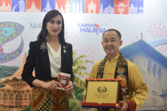 (dari kiri) Menteri Pariwisata (Menpar) Republik Indonesia, Widiyanti Putri Wardhana dan Ketua Pokdarwis Pecinan Glodok, Ng Andre Hutama pada acara ASEAN Tourism Award (ATA) 2025 di Johor Baru, Malaysia. (dok. Pokdarwis Pecinan Glodok).