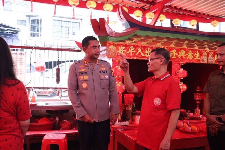 Kapolres Metro Jakarta Barat, Kombes Pol Twedi Aditya Bennyahd saat berbincang dengan salah satu pengurus vihara bernama Kong Tet Sen. Foto: Dok Polres Jakarta Barat