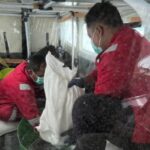 Ptugas menyiapkan bahan semai dalam Operasi Modifikasi Cuaca.(Foto: Tim OMC Jawa Timur