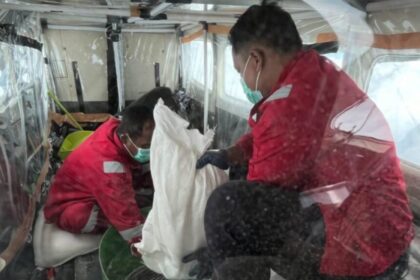 Ptugas menyiapkan bahan semai dalam Operasi Modifikasi Cuaca.(Foto: Tim OMC Jawa Timur