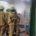 Penampakan kantin di SMPN 188, Kelurahan Rambutan, Kecamatan Ciracas, Jakarta Timur, yang diamuk api pada Kamis (16/1/2025). Sejumlah Damkar melakukan pemadaman. Foto: Ist