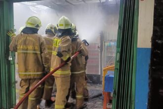 Penampakan kantin di SMPN 188, Kelurahan Rambutan, Kecamatan Ciracas, Jakarta Timur, yang diamuk api pada Kamis (16/1/2025). Sejumlah Damkar melakukan pemadaman. Foto: Ist