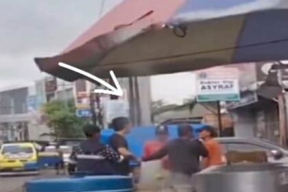 Cekcok juru parkir dengan pengemudi mobil. Foto: X @bacottetangga_