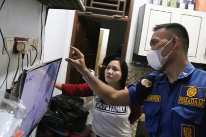 Petugas Gulkarmat DKI Jakarta memberi edukasi dan sosialisasi mencegah kebakaran. Foto: Ist