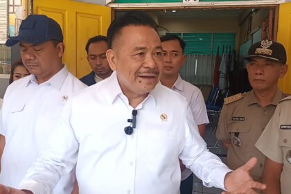 Wakil Menteri Koordinator Hukum, HAM, dan Imipas, Otto Hasibuan bersama jajaran saat berada di kawasan Ciracas, Jakarta Timur, pada Senin (6/1/2025). Foto: Ist