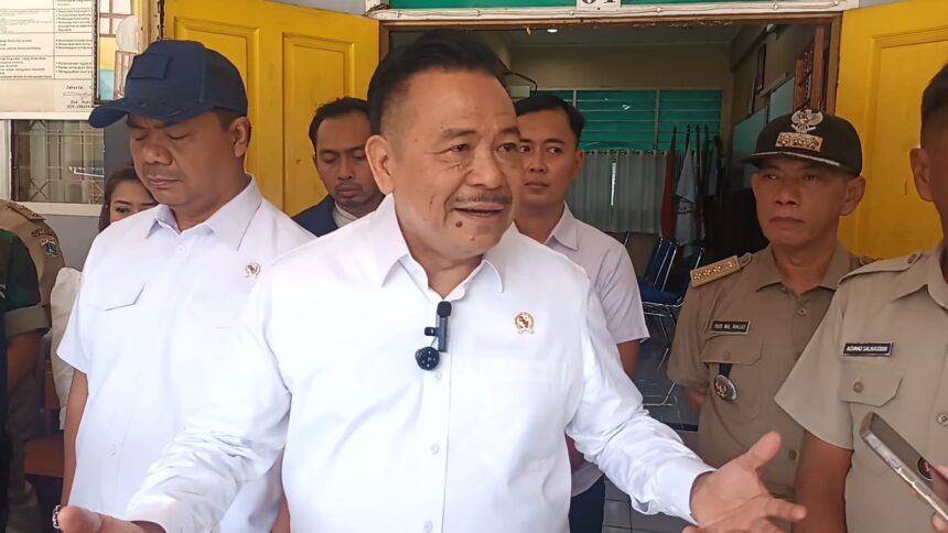 Wakil Menteri Koordinator Hukum, HAM, dan Imipas, Otto Hasibuan bersama jajaran saat berada di kawasan Ciracas, Jakarta Timur, pada Senin (6/1/2025). Foto: Ist