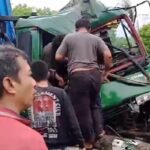 Petugas bersama warga berupaya mengevakuasi sopir truk kontainer yang terjepit saat kecelakaan di ruas Tol Jakarta Outer Ring Road (JORR), Pulogebang, Cakung, Jakarta Timur, pada Selasa (28/1/2025). Foto: Ist