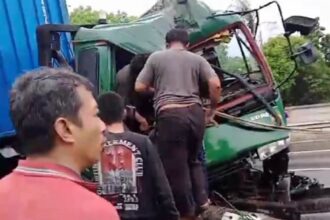 Petugas bersama warga berupaya mengevakuasi sopir truk kontainer yang terjepit saat kecelakaan di ruas Tol Jakarta Outer Ring Road (JORR), Pulogebang, Cakung, Jakarta Timur, pada Selasa (28/1/2025). Foto: Ist